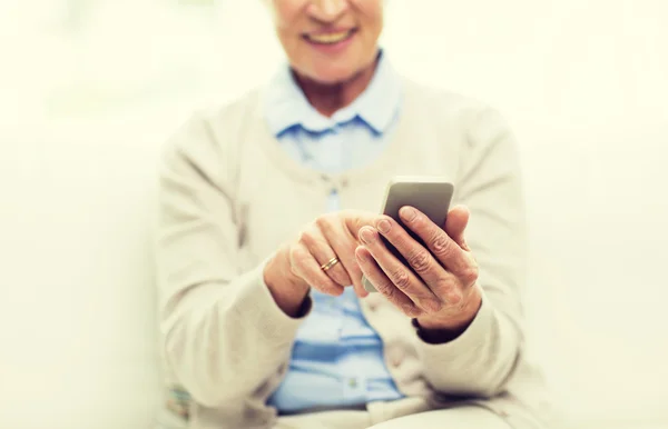 Nahaufnahme einer Seniorin mit Smartphone-SMS — Stockfoto