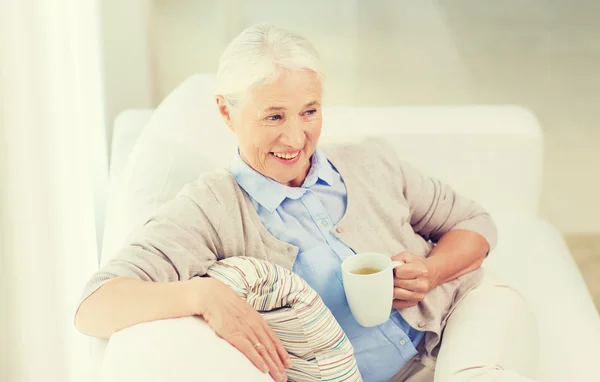 Feliz mujer mayor con taza de té en casa —  Fotos de Stock