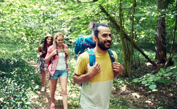 Group of smiling friends with backpacks hiking — Stock Photo, Image