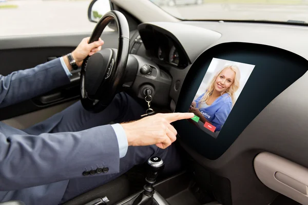 Närbild av man kör bil och ta emot samtal — Stockfoto