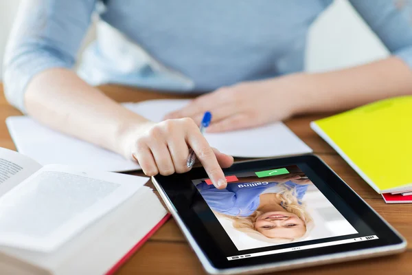 Primer plano de la mujer con la llamada entrante en la tableta PC —  Fotos de Stock