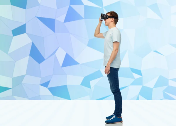 Homem feliz no fone de ouvido realidade virtual ou óculos 3d — Fotografia de Stock