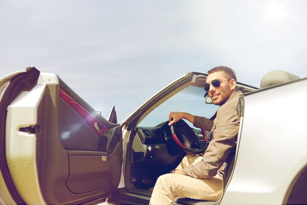 Homem feliz abertura porta do carro cabriolet ao ar livre — Fotografia de Stock