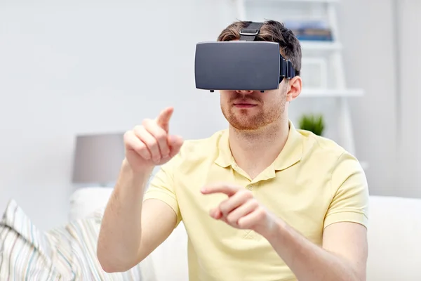 Jovem em realidade virtual headset ou óculos 3d — Fotografia de Stock