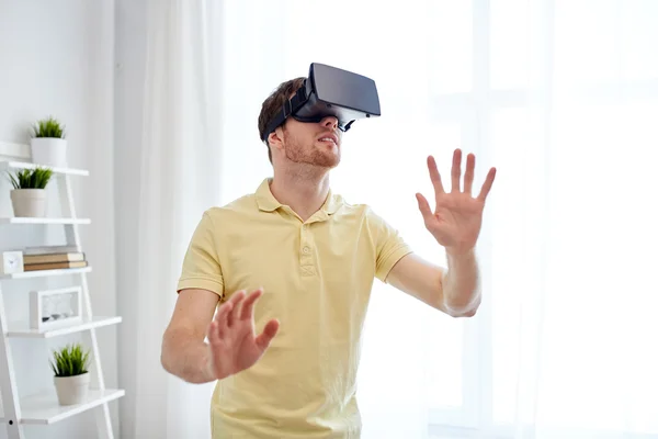 Jovem em realidade virtual headset ou óculos 3d — Fotografia de Stock