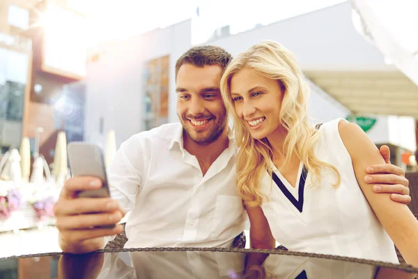 Pareja tomando selfie con smatphone en restaurante —  Fotos de Stock