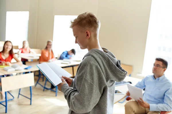 Μαθητής αγόρι με το σημειωματάριο και δάσκαλος στο σχολείο — Φωτογραφία Αρχείου