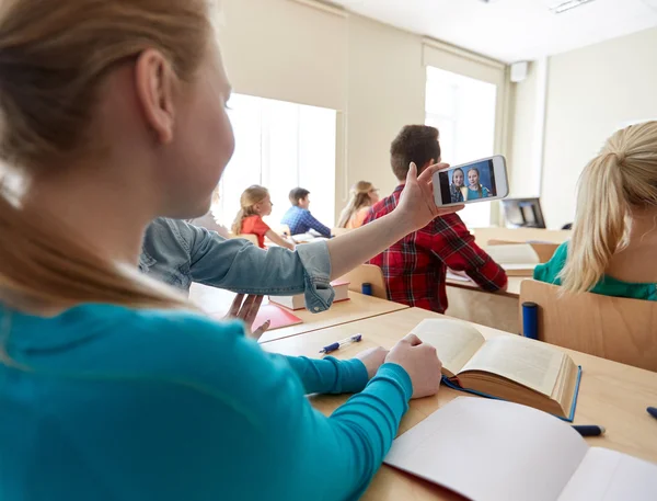 Estudiante niñas tomando teléfono inteligente selfie en la escuela —  Fotos de Stock