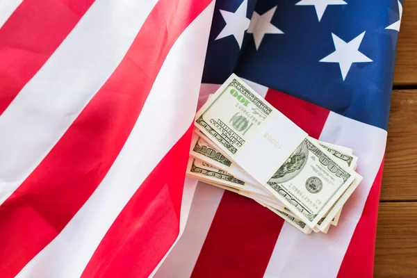 Nahaufnahme von amerikanischer Flagge und Dollargeld — Stockfoto