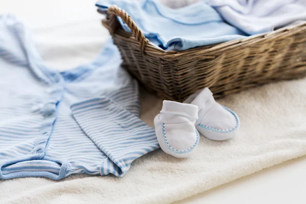 Közelkép a baba ruhák, újszülött fiú kosár — Stock Fotó