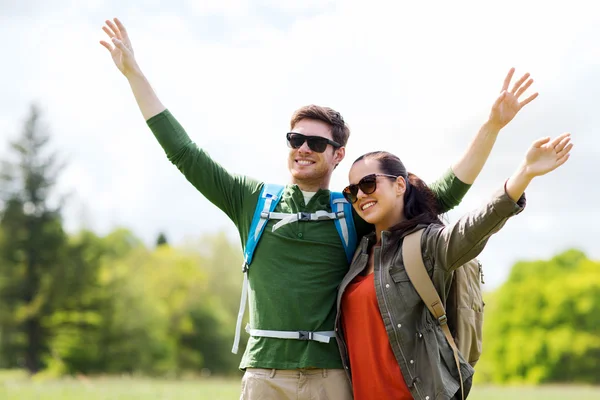 Gelukkige paar met rugzakken buiten wandelen — Stockfoto