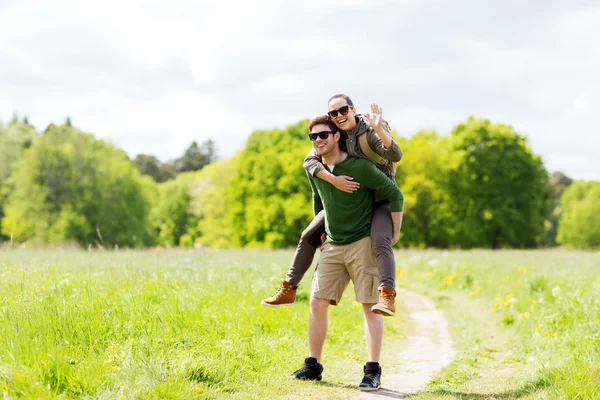 Casal feliz com mochilas se divertindo ao ar livre — Fotografia de Stock