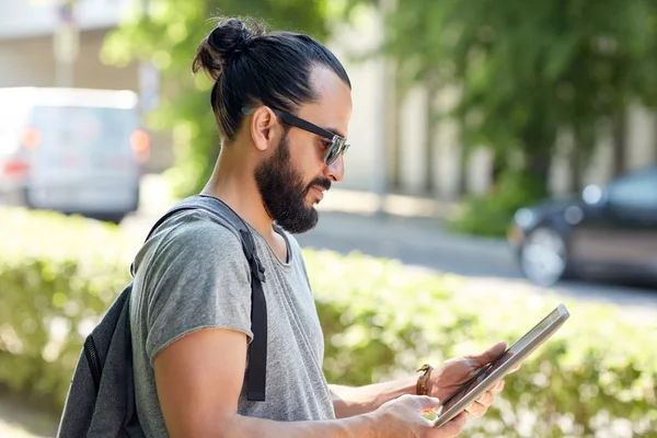 Ember utazik a hátizsák és a tablet pc-város — Stock Fotó