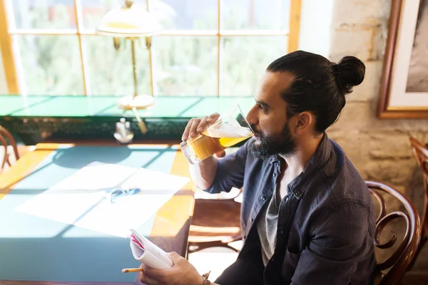 ノート パソコンにビールを飲む男バーやパブ — ストック写真