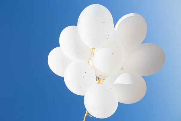 Primo piano di palloncini di elio bianco nel cielo blu — Foto Stock