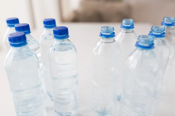 Närbild på flaskor med dricksvatten på bord — Stockfoto