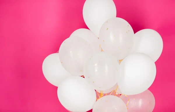 Primo piano di palloncini di elio bianco su rosa — Foto Stock