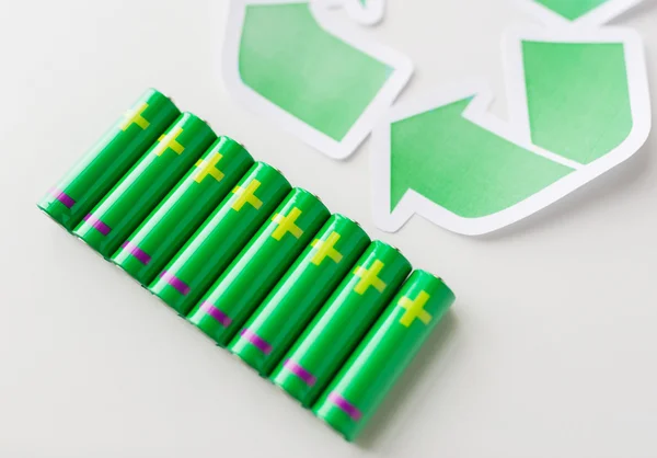Primer plano de las baterías y símbolo de reciclaje verde — Foto de Stock