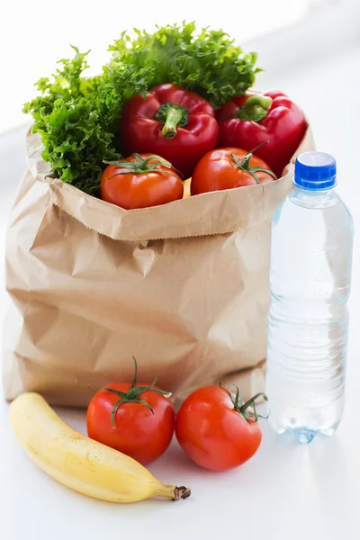 Close up de saco com friuts, legumes e água — Fotografia de Stock