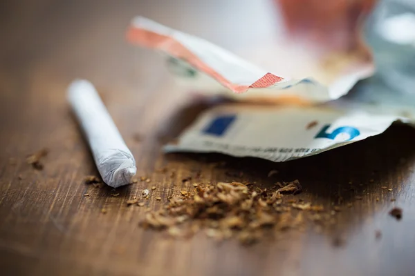 Close-up de maconha conjunta e dinheiro — Fotografia de Stock