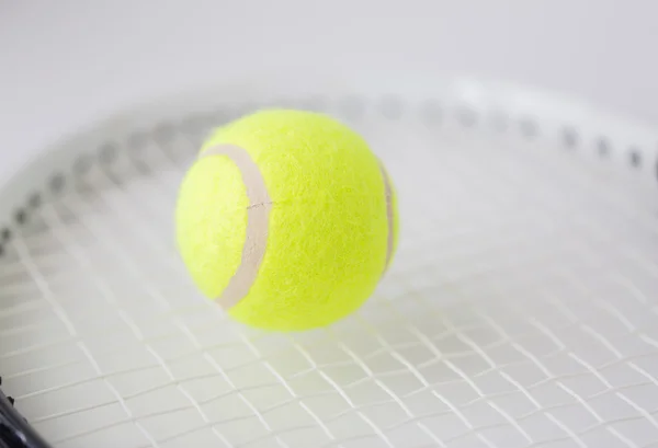Tenis raketi topu ile yakın çekim — Stok fotoğraf