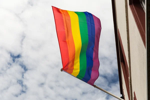 Närbild på rainbow gay pride flagga vajande på byggnad — Stockfoto