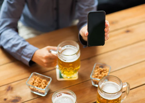 Perto de amigos com smartphone e cerveja — Fotografia de Stock