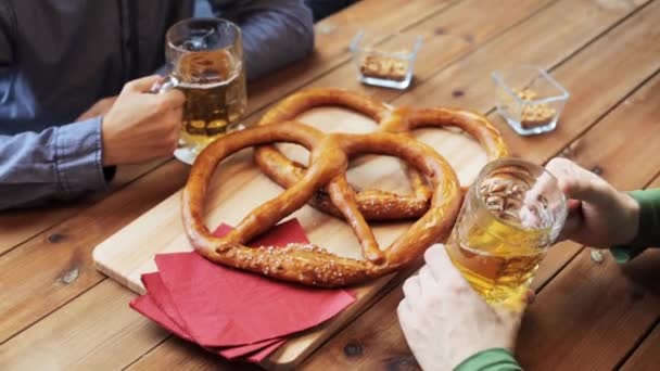 Männliche Freunde trinken Bier in Bar oder Kneipe — Stockvideo