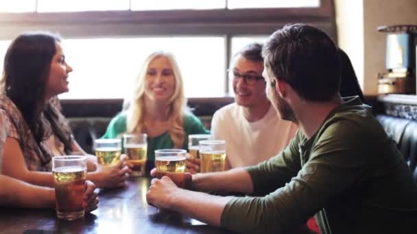 Happy vrienden drinken bier bij bar of pub — Stockvideo