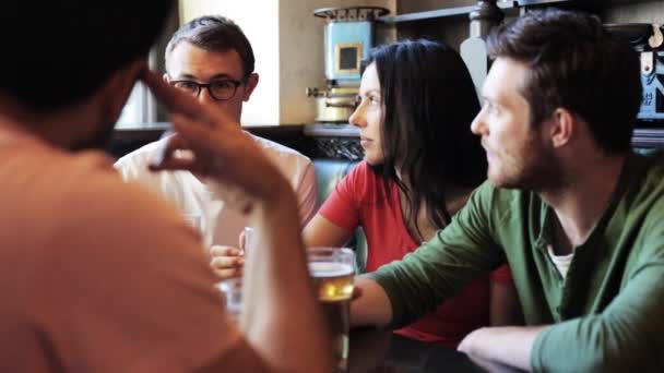 Happy vrienden drinken bier bij bar of pub — Stockvideo