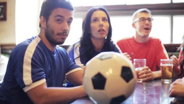 Fãs de futebol assistindo jogo de futebol no bar ou pub — Vídeo de Stock
