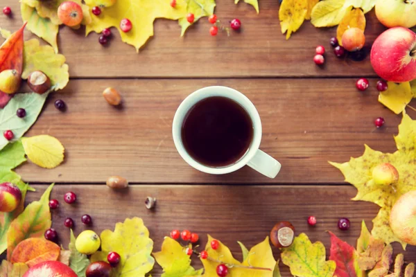 Primer plano de la taza de té en la mesa con hojas de otoño — Foto de Stock