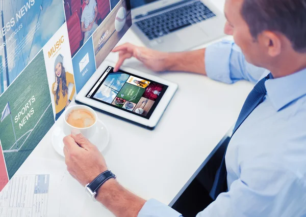 Geschäftsmann mit Tablet-PC und Kaffee im Büro — Stockfoto