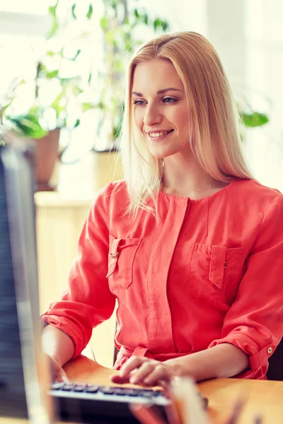 Glückliche Geschäftsfrau mit Computer im Büro — Stockfoto