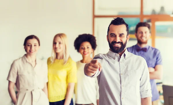 Hombre feliz señalándote con el dedo sobre el equipo de oficina — Foto de Stock