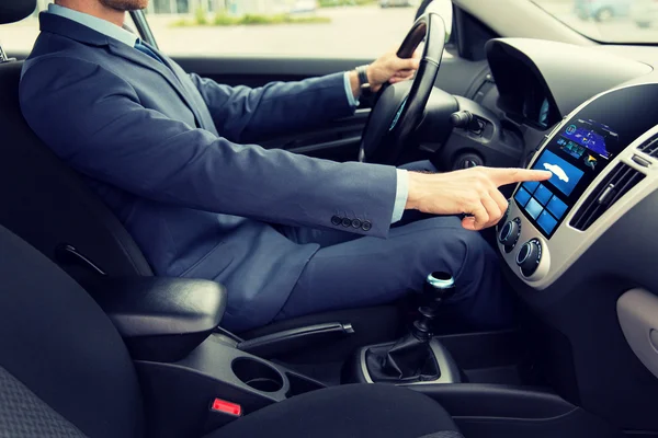 Primo piano dell'uomo guida auto con computer di bordo — Foto Stock