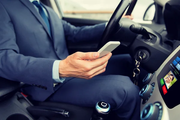 Detail člověka s smartphone řídit auto — Stock fotografie