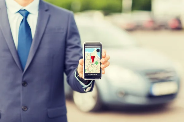 Primer plano del hombre de negocios con navegador de teléfonos inteligentes — Foto de Stock