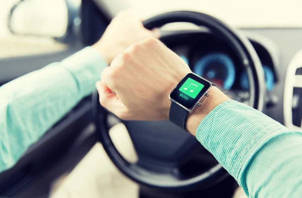 Mãos com ícone de música no carro de condução smartwatch — Fotografia de Stock