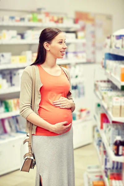 Mulher grávida feliz escolher remédio na farmácia — Fotografia de Stock