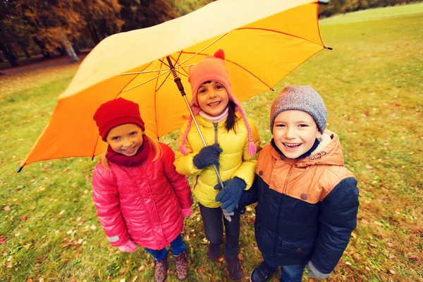 Grupa szczęśliwy dzieci w parku jesień — Zdjęcie stockowe