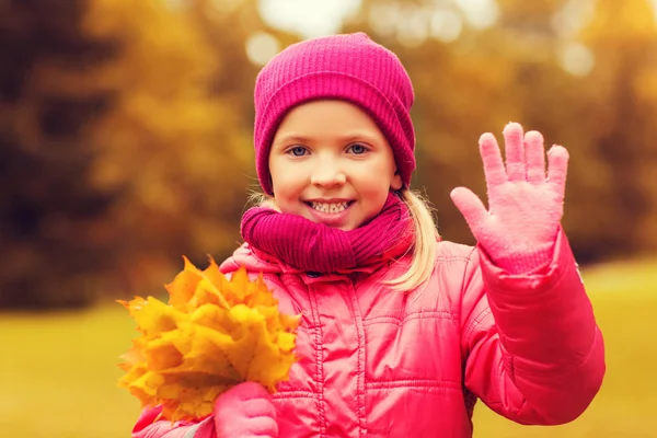 Joyeux beau portrait de petite fille en plein air — Photo