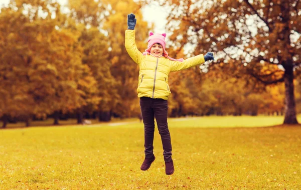 Happy little girl jumping outdoors — Stockfoto
