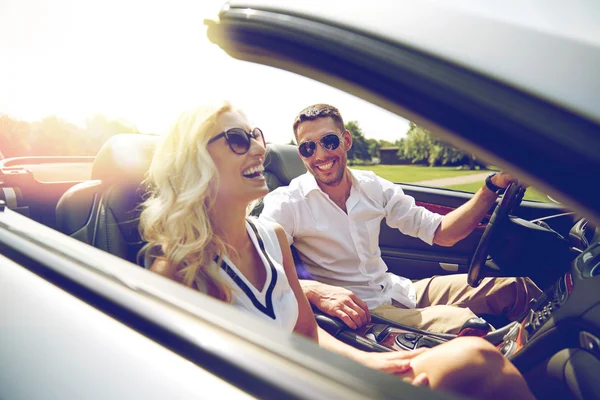 幸せな男と女のカブリオレ車の運転 — ストック写真