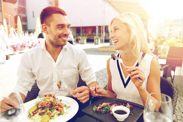 Pareja feliz cenando en la terraza del restaurante —  Fotos de Stock