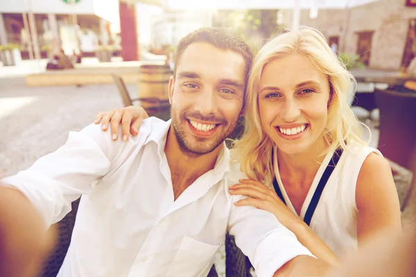 Šťastný pár při selfie na terase restaurace — Stock fotografie