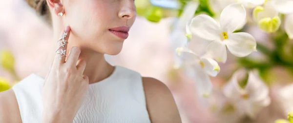 Primo piano di bella donna con anello e orecchino — Foto Stock