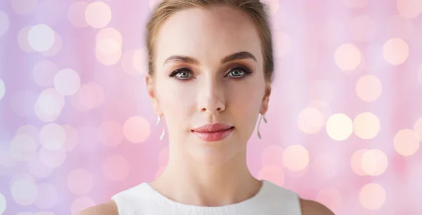 Face of beautiful woman or bride in white dress — Stock Photo, Image