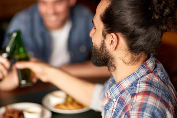 Happy male friends drinking beer at bar or pub — Stock Photo, Image