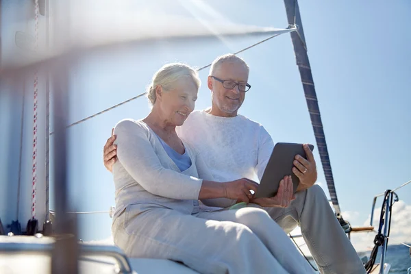 Pareja de ancianos con tableta pc en barco de vela o yate —  Fotos de Stock